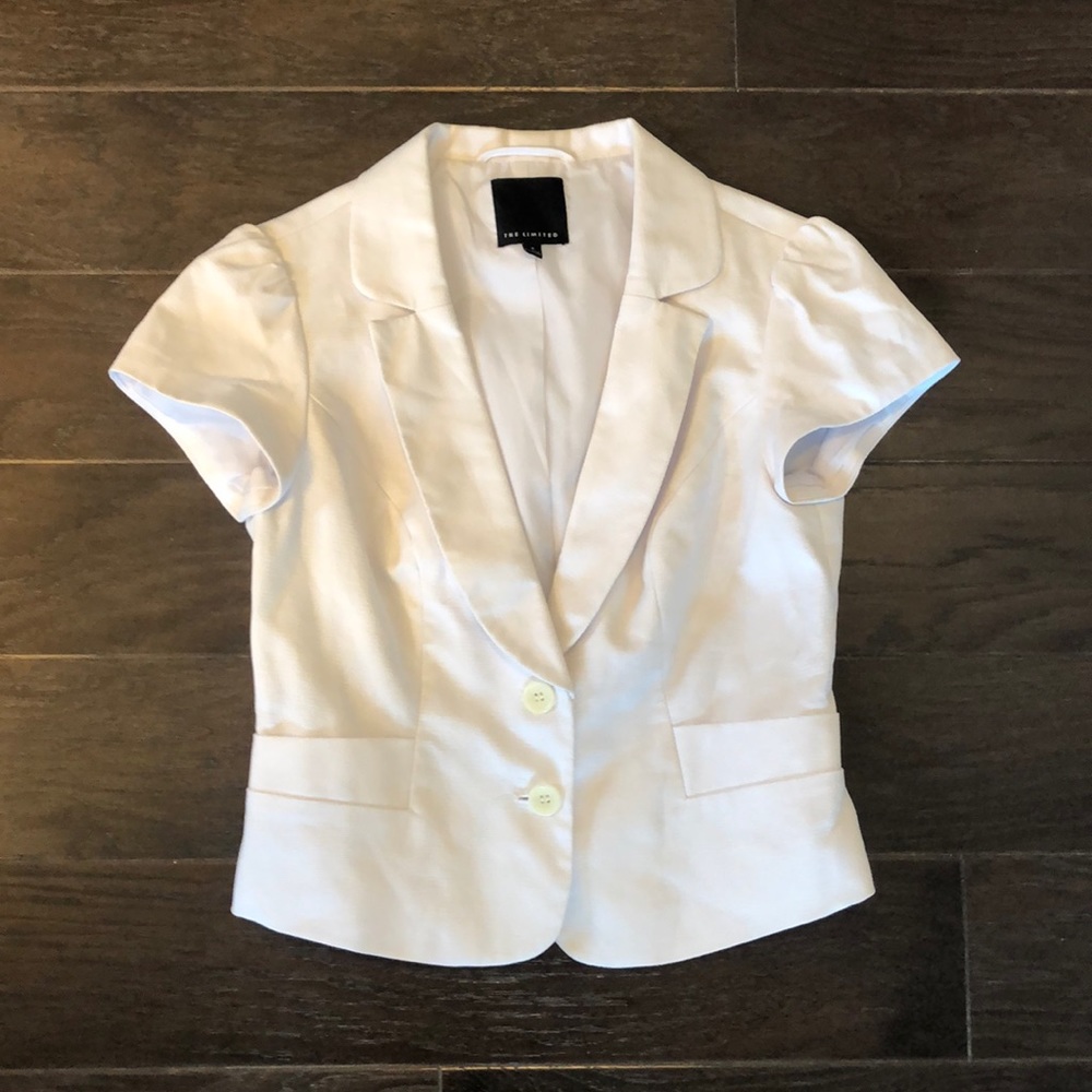 Adorable white short sleeve suit jacket💕
